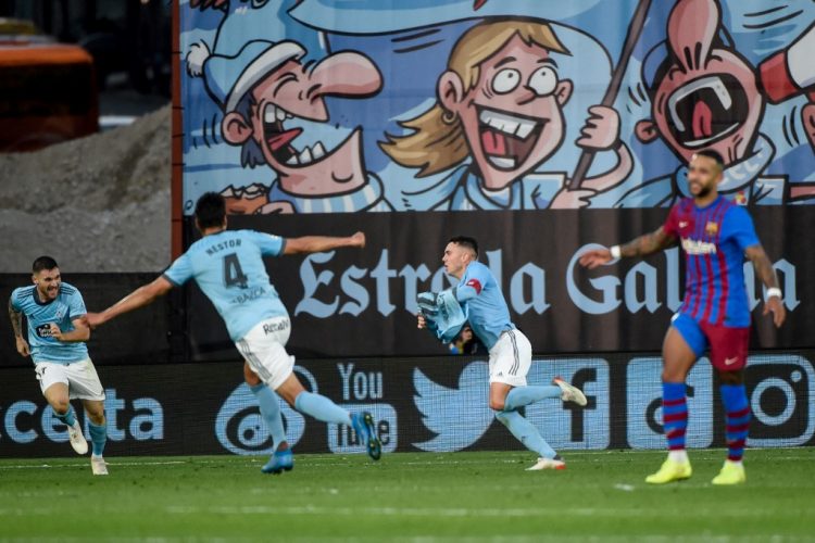 El delantero español del Celta de Vigo Iago Aspas (2ndR) celebra tras marcar un gol durante el partido de fútbol de la liga española entre el RC Celta de Vigo y el FC Barcelona en el estadio Balaidos. (Photo by MIGUEL RIOPA / AFP)