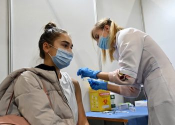 Presidente de Ucrania promete remuneración para los vacunados contra la COVID-19