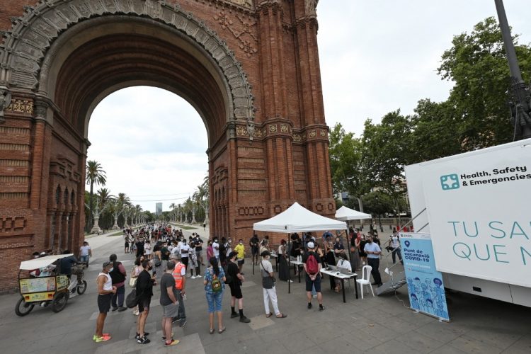 En esta foto de archivo del 07 de julio de 2021 Personas mayores de 40 años hacen cola para recibir una dosis de la vacuna J & amp; J / Janssen Covid-19 en un camión de vacunación itinerante patrocinado por la automotriz española Seat en colaboración con la sanidad autonómica catalana servicio en el Arco de Triunfo de Barcelona el 7 de julio de 2021. FOTO / AFP