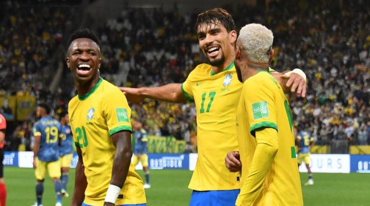 Brazil's Lucas Paqueta (C) celebrates with teammates Vinicius Junior (L) and Neymar after scoring against Colombia during the South American qualification football match for the FIFA World Cup Qatar 2022, at the Neo Quimica Arena, previously known as Arena Corinthians, in Sao Paulo, Brazil, on November 11, 2021. (Photo by NELSON ALMEIDA / AFP)