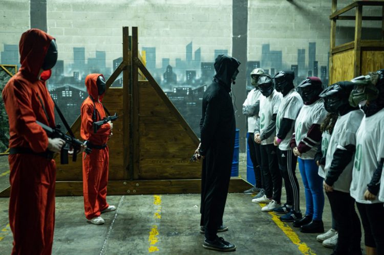 La gente juega estatuas durante un evento organizado por el juego de escape Enigma Room en Milán el 14 de noviembre de 2021, donde los participantes juegan algunos de los juegos de la mundialmente famosa serie de televisión surcoreana de drama de supervivencia "Squid Game" FOTO / AFP