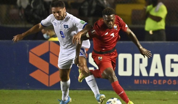 El panameño José Luis Rodríguez (derecha) y el salvadoreño Walmer Martínez compiten por el balón durante el partido clasificatorio centroamericano de la Copa Mundial de la FIFA Qatar 2022 en el estadio Romel Fernández de la Ciudad de Panamá. (Photo by Luis ACOSTA / AFP)