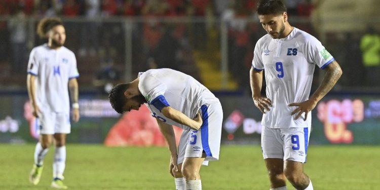 Los jugadores de El Salvador reaccionan abatidos tras perder un partido clasificatorio centroamericano de la Copa Mundial de la FIFA rumbo a Catar 2022. (Photo by Luis ACOSTA / AFP)