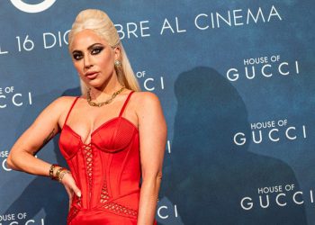 Lady Gaga interpreta a una viuda negra rodeada de lujo y misterio en «La casa Gucci»