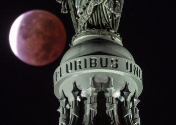 FOTOS: El mundo se rinde ante la majestuosidad del eclipse parcial lunar de este viernes