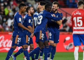 El Real Madrid se divierte en Granada mientras escala en La Liga