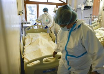 Europa se cierra para protegerse de variante del covid-19 detectada en Sudáfrica