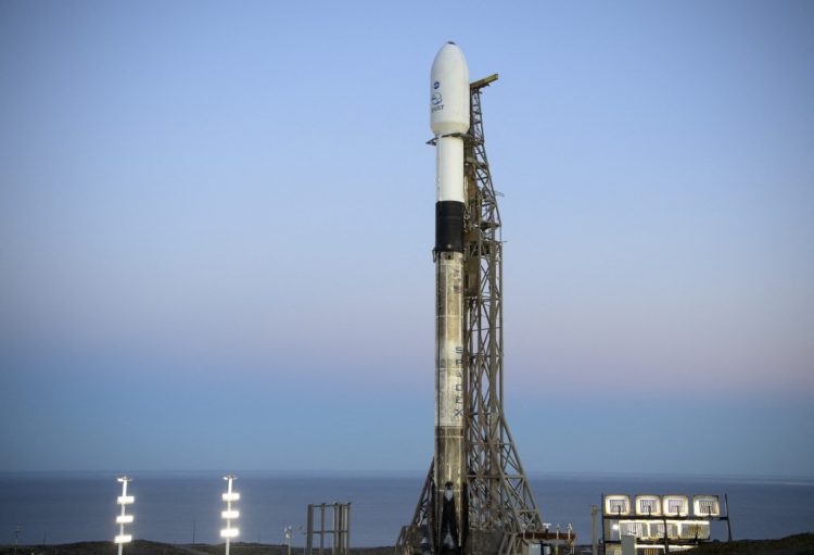 En esta imagen publicada por la NASA, el cohete SpaceX Falcon 9 con la prueba de redirección de doble asteroide, o DART, nave espacial a bordo, se ve durante el amanecer, el 23 de noviembre de 2021, en el Space Launch Complex 4E, Vandenberg Space Force Base en California. FOTO / AFP