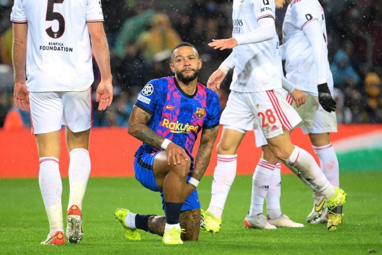 El delantero holandés del Barcelona Memphis Depay reacciona durante el partido de fútbol del Grupo E de la Liga de Campeones de la UEFA entre el FC Barcelona y el SL Benfica, en el estadio Camp Nou de Barcelona. (Photo by LLUIS GENE / AFP)