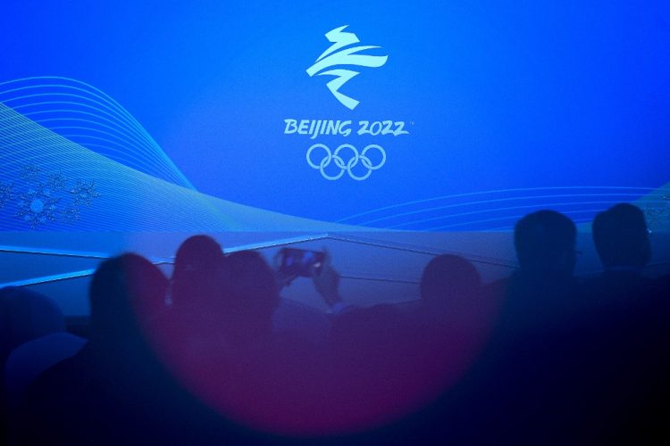 Una pantalla grande muestra un logotipo de los Juegos Olímpicos de Invierno de Beijing 2022 durante el evento de cuenta regresiva de los Juegos Paralímpicos de Invierno de Beijing 2022 en el Centro Acuático Nacional, también conocido como Ice cube, en Beijing el 24 de noviembre de 2021. FOTO / AFP