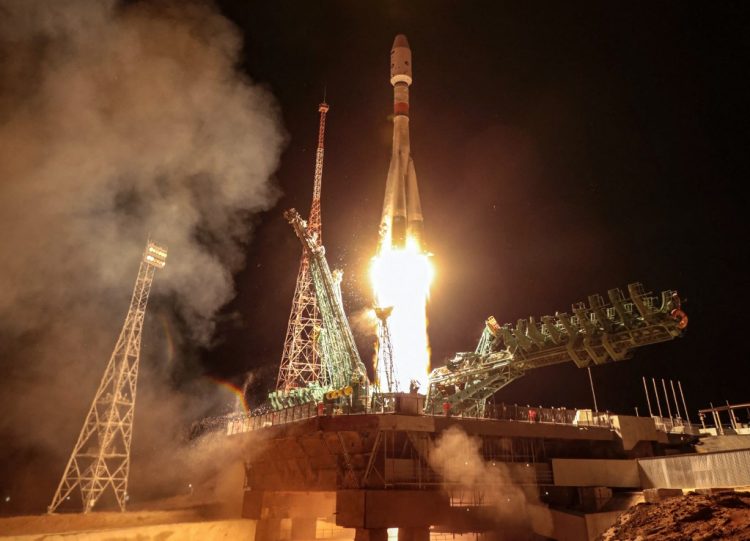 Un propulsor de cohete Soyuz-2.1b que transporta la nave espacial de carga Progress M-UM con el módulo de acoplamiento Prichal para la Estación Espacial Internacional (ISS) despega desde una plataforma de lanzamiento en el cosmódromo de Baikonur arrendado por Rusia en Kazajstán el 24 de noviembre de 2021. FOTO / AFP