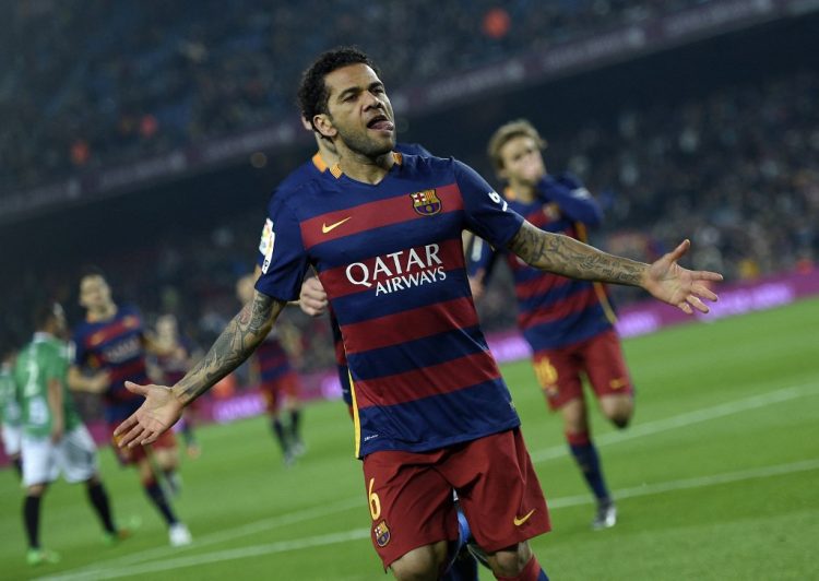 Foto de archivo de Dani Alves durante la temporada 2014-2015 con el FC Barcelona.  AFP PHOTO / LLUIS GENE (Photo by LLUIS GENE / AFP)