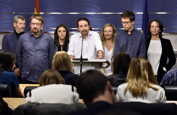 Líder del partido político de izquierda Podemos, Pablo Iglesias (C) habla flanqueado por miembros del partido, Carolina Bescansa (R), Inigo Errejon (2a R), Victoria Rosell (3a R), Irene Montero (3a L), Xavi Domenech ( 2 ° L) y Julio Rodríguez (L) durante una conferencia de prensa en el Parlamento español en Madrid, tras la reunión de Iglesias con el rey Felipe VI, el 22 de enero de 2016. FOTO / AFP