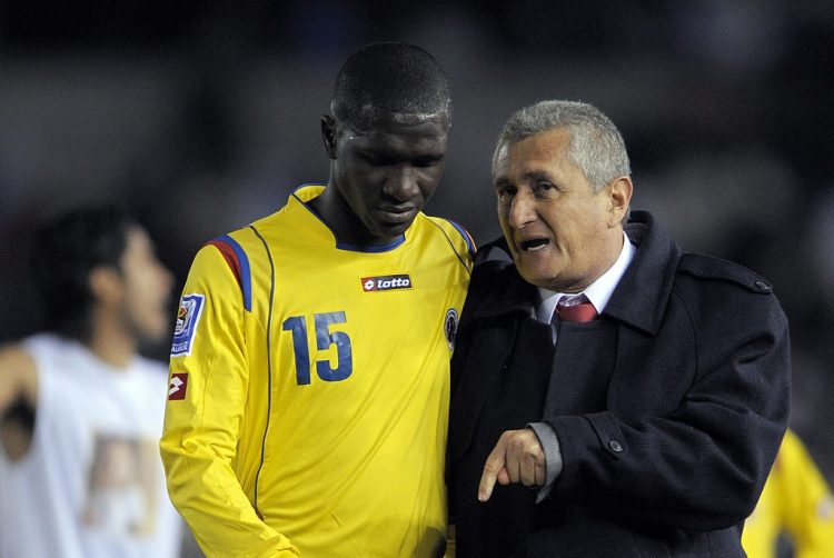 El entrenador de Colombia Eduardo Lara (R) habla con el defensor Cristian Zapata mientras abandona el campo después de ser derrotado por Argentina 1-0 en su partido de fútbol de clasificación para la Copa Mundial de la FIFA Sudáfrica-2010 en el estadio Monumental de Buenos Aires el 6 de junio de 2009. AFP PHOTO / Juan MABROMATA (Photo by JUAN MABROMATA / AFP)