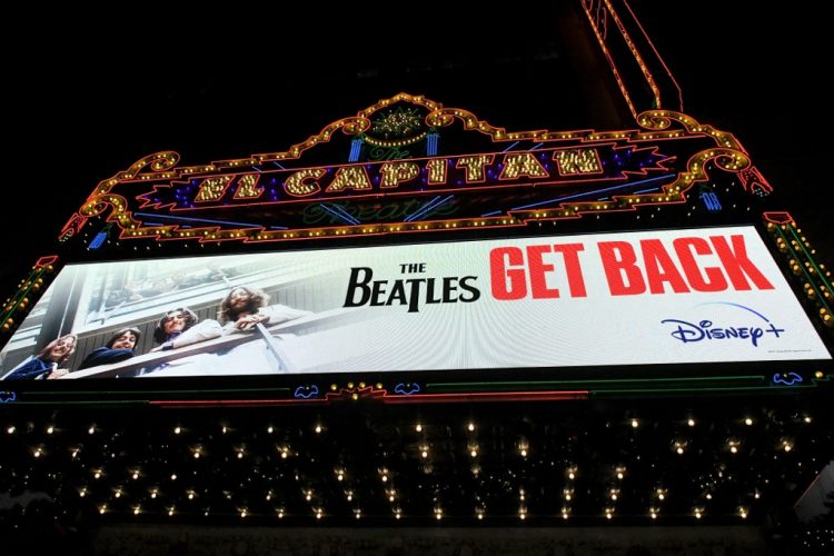 La marquesina fuera del exclusivo adelanto de 100 minutos de The Beatles: Get Back de Peter Jackson en El Capitan Theatre el 18 de noviembre de 2021 en Hollywood, California. FOTO / AFP