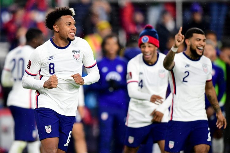 Weston McKennie # 8 de los Estados Unidos celebra después de su victoria por 2-0 sobre México durante un partido de clasificación para la Copa Mundial de la FIFA 2022 en el TQL Stadium el 12 de noviembre de 2021 en Cincinnati, Ohio.   Emilee Chinn/Getty Images/AFP (Photo by Emilee Chinn / GETTY IMAGES NORTH AMERICA / Getty Images via AFP)