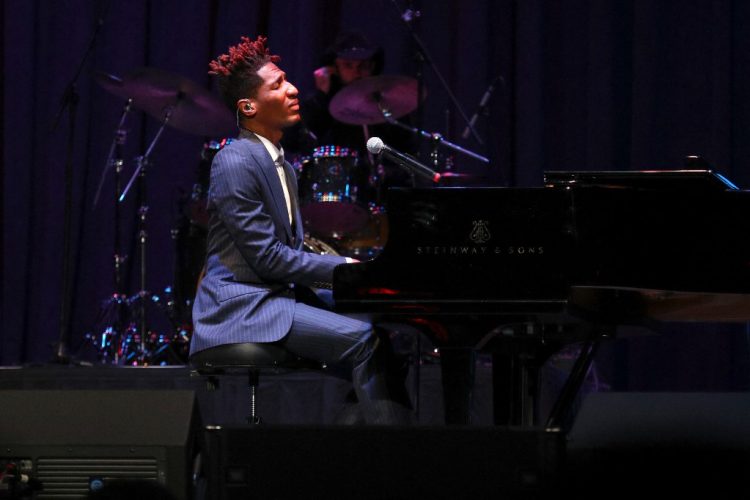 Jon Batiste se presenta en el escenario de la proyección nocturna de clausura del DOC NYC de THE FIRST WAVE de National Geographic Documentary Films en el Beacon Theatre el 18 de noviembre de 2021 en la ciudad de Nueva York. FOTO / AFP