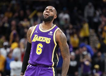 La NBA multa a LeBron James por un «gesto obsceno» en pleno partido