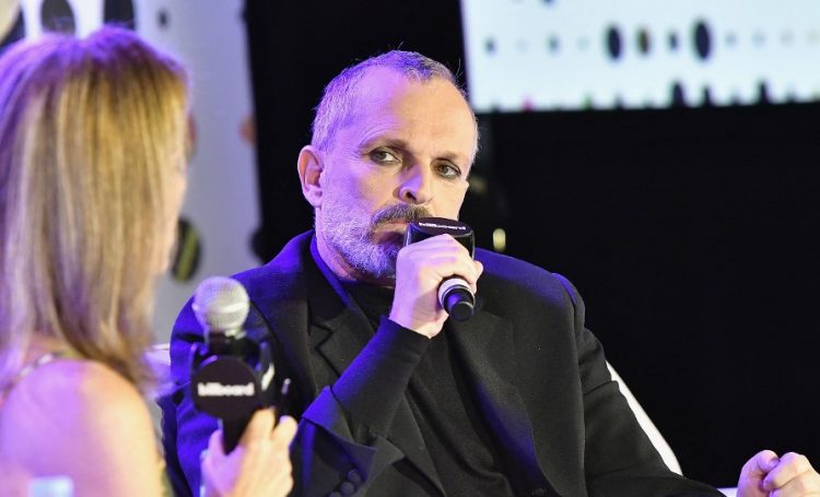 Miguel Bosé les pide a periodistas quitarse la mascarilla cada vez que lo entrevisten. FOTO/ AFP.