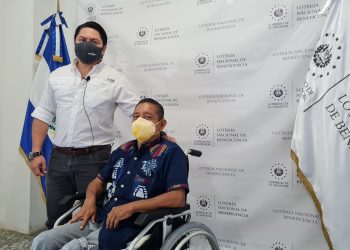 Lotería Nacional de Beneficencia entrega silla de ruedas a vendedor en Cojutepeque