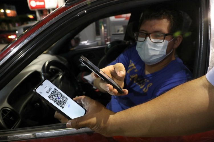 Lo aplican. La promoción está disponible en más de 250 estaciones de las gasolineras Puma, UNO, Texaco y DLC./Foto DES: Guillermo Martínez.