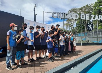 El surfista Bryan Pérez fue fichado como entrenador de natación por la alcaldía de Zaragoza