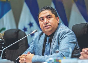 Diputado García oficializa su defensa en caso de antejuicio