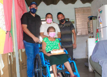 Diputado de la bancada cyan, Dennis Salinas, entrega silla de ruedas a salvadoreña de 84 años