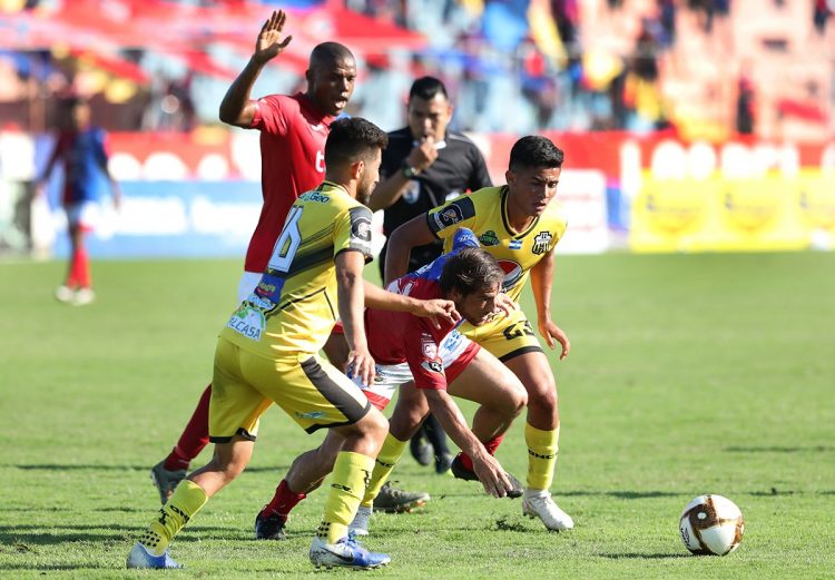 Los tigrillos reciben esta tarde al 11 Deportivo en Santa Ana. Foto: Diario El Salvador.