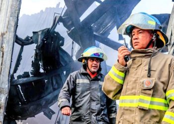Bomberos controla incendio en bodega de la zona franca de San Bartolo, en Ilopango
