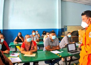 Bomberos capacita a comerciantes y fabricantes de productos pirotécnicos en prevención de accidentes