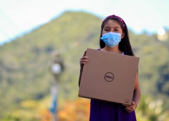 BCIE aprueba $214.7 millones a El Salvador para recursos tecnológicos en escuelas