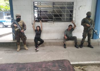 Autoridades capturan a dos personas que asaltaban en microbús de la ruta 43 en Ciudad Delgado