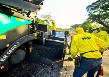 Ministerio de Obras Públicas coloca prueba de capa asfáltica en desnivel de Comalapa
