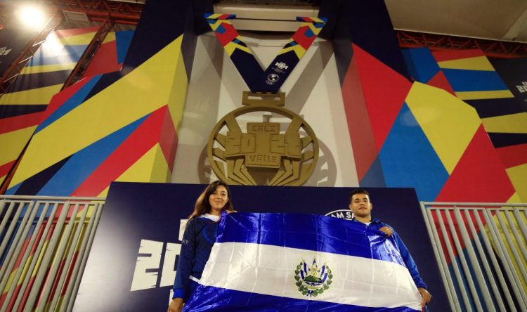 Listos los abanderados que representarán a El Salvador en Cali, Colombia. Foto: Indes.