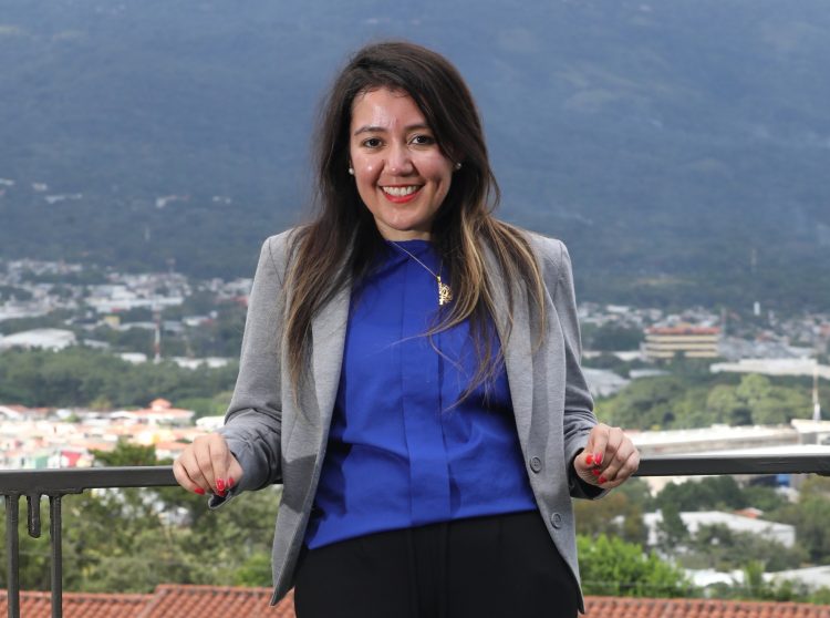 Teti Gómez se graduó como ingeniera aeroespacial en Estados Unidos. Es piloto y, a lo largo de su vida, ha trabajado junto a las fuerzas aéreas de países como Alemania, Suecia y Holanda, además de liderar proyectos para la NASA. (Foto: Luis Umaña/Diario El Salvador)