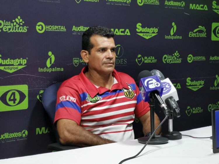 Mario Elías Guevara, se mantendrá como técnico principal del 11 Deportivo para lo que resta del torneo. Foto: Milton Aparicio,