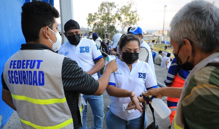 La toma de temperatura y desinfectarse con alcohol gel fueron algunos de los requisitos para ingresar al estadio. Foto: Diego García.