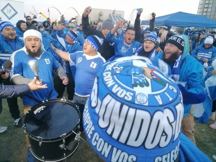 El Salvador juega en Estados Unidos como en su propia casa con público de azul alentando desde las gradas. Foto: Christian Peñate.