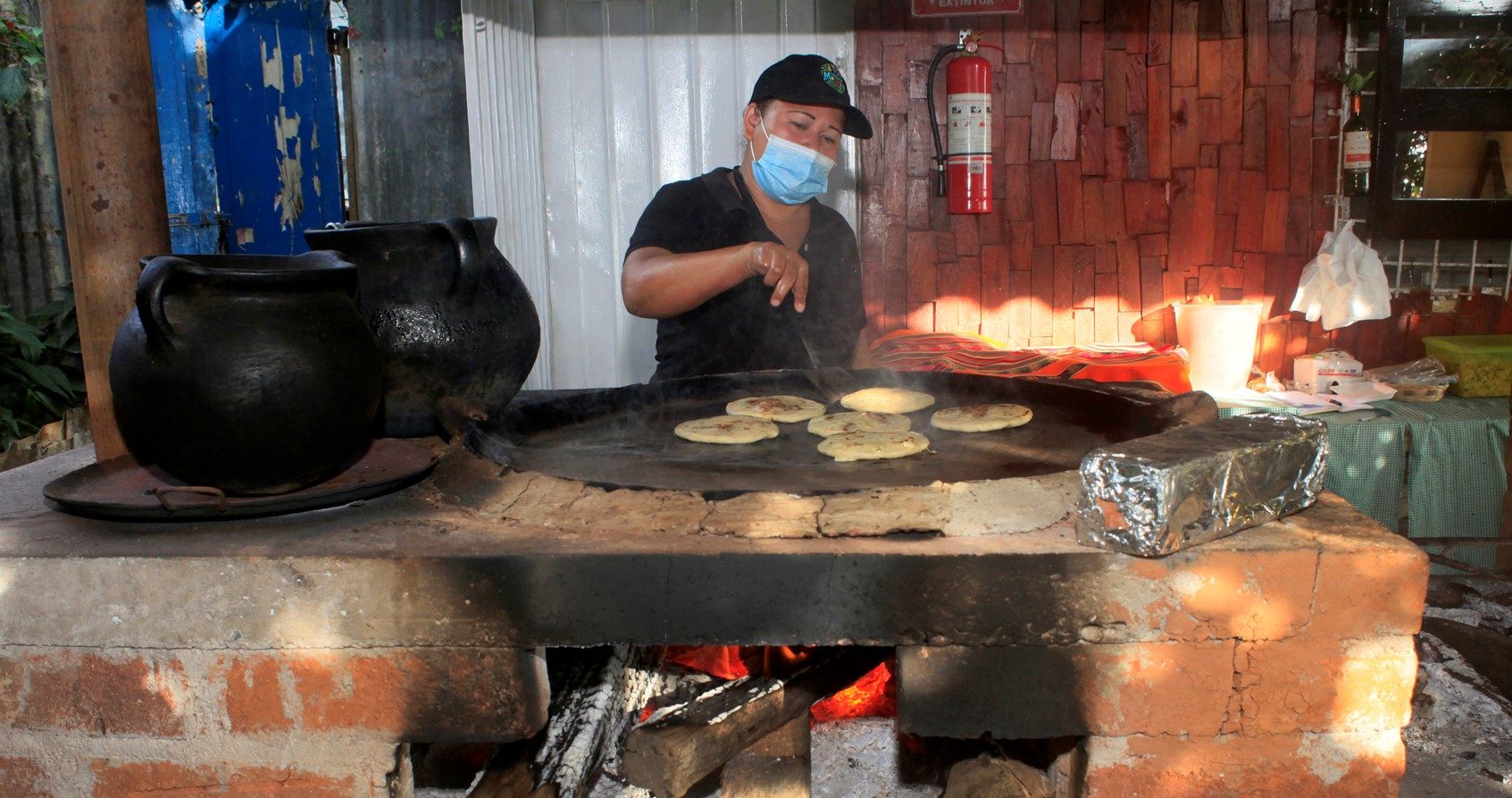 Tortillas hechas en comal de barro