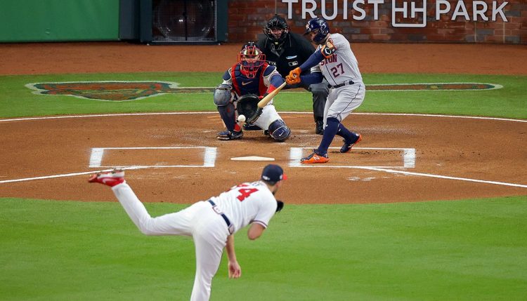 El duelo de la Serie Mundial entre Bravos y Astros se puso a tiro de empate, tras el triunfo de los segundos el pasado domingo. El marcador está 3-2. Foto AFP.