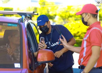 Promotores de Chivo Wallet se encuentran orientando a la población en gasolineras de El Salvador