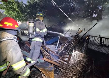Bomberos controla incendio en una chatarrera en Lourdes, Colón