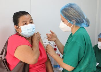 «Todas las vacunas contra la COVID-19 han demostrado beneficios»: OMS