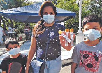 Glenda acudió junto con sus hijos al tamizaje que hubo en El Congo, Santa Ana