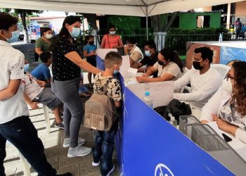 Padres de familia llevan a sus hijos a vacunarse en Tecoluca, San Vicente