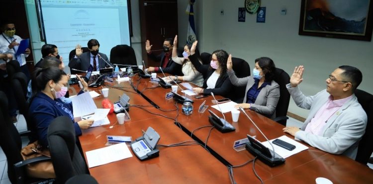 Diputados que integran la comisión de Economía en su sesión de trabajo semanal.
