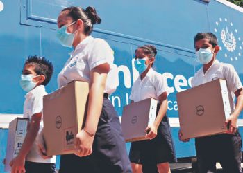 Entregan computadoras en San Isidro, Cabañas