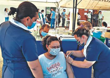 Enfermera le colocó la segunda dosis a su hija en Atiquizaya, Ahuachapán