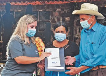 Ministerio de Vivienda entrega contribución a familias de víctimas de El Mozote